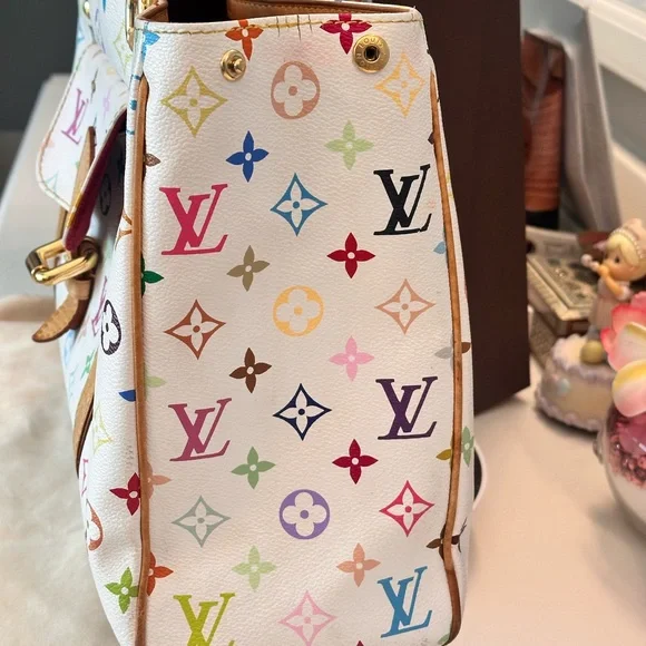 Louis Vuitton - Picture 5 of 17